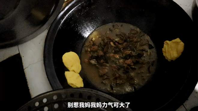 [图]东北硬菜小鸡炖蘑菇，老妈还做大饼子锅贴，饭菜一锅出老好吃了