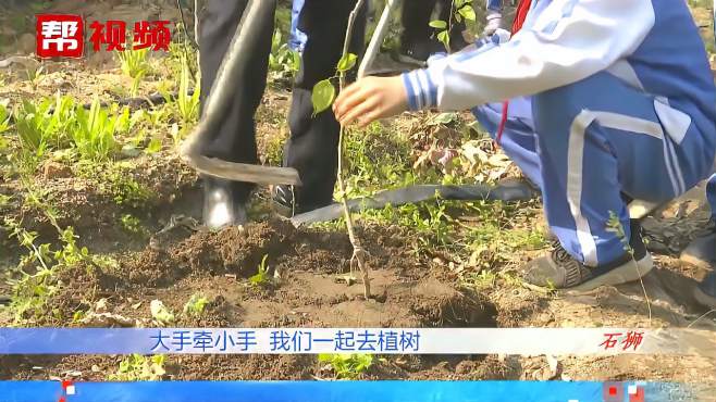 [图]挖坑栽树、扶苗培土，民警携手小学生开展植树活动，家园更增绿意