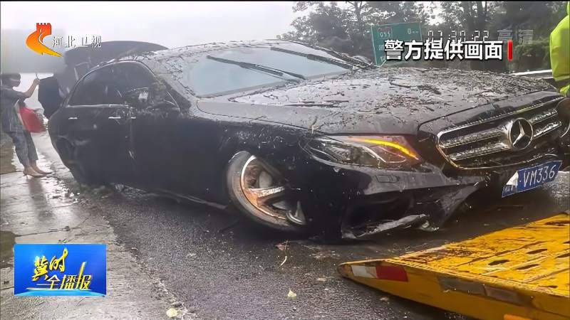 行车记录仪奔驰车雨天加速行驶超车后危险发生