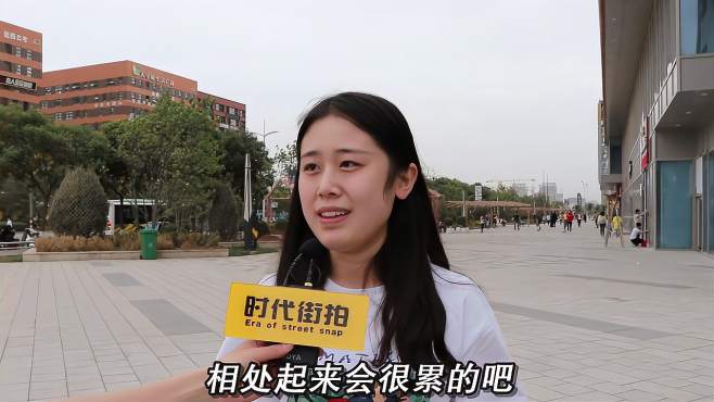 [图]年长的女人为啥爱找年轻小伙子恋爱？街头采访美女，回答这么直白