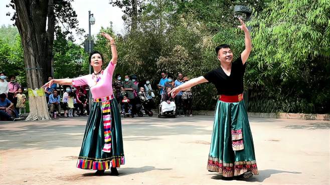 [图]苏科老师在舞蹈队7周年庆活动中，表演舞蹈《卓玛央金》韵味十足