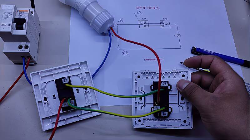 双控开关如何接原理实物接线教给你