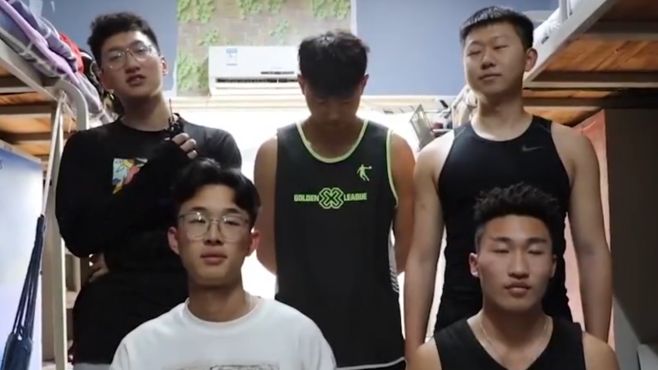 [图]郑州一体院男生宿舍集体自律健身：不锻炼不能做朋友