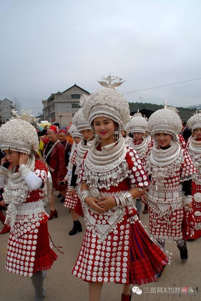 黔东型苗族服饰图片