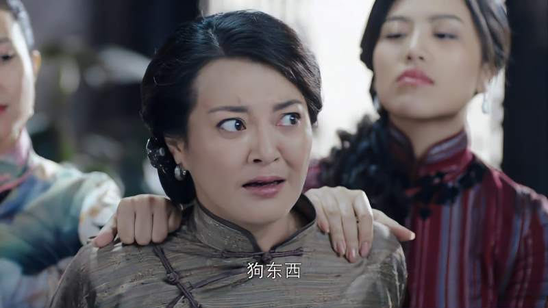 信者无敌老鸨指认大姨太是地下党姨太们上去扇巴掌刺激了
