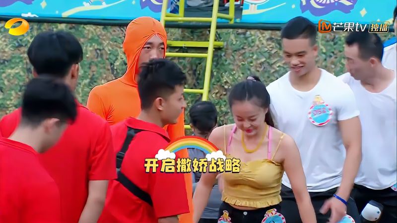 比赛前小姐姐撒娇满满猎豹队毫不怜香惜玉结果小姐姐落水