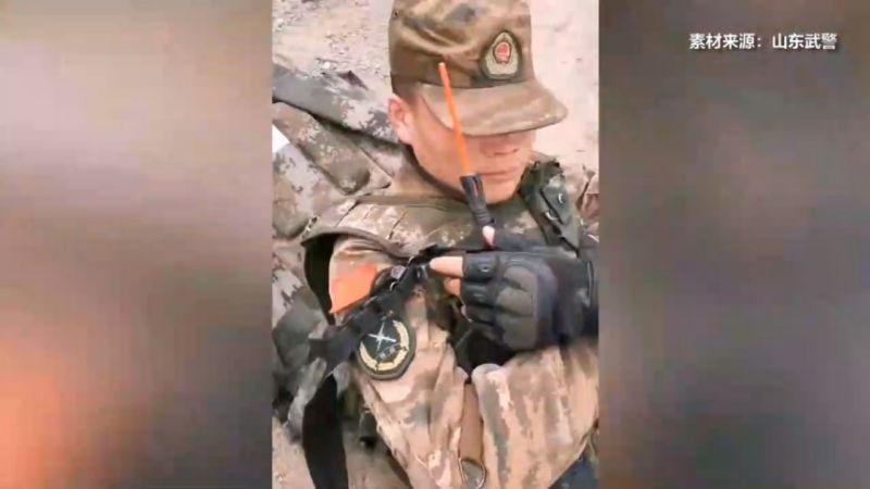 特战队员抱枪躺地上睡觉，战友想拿走枪，兵哥哥瞬间惊醒反应泪目军事军事演习好看视频 