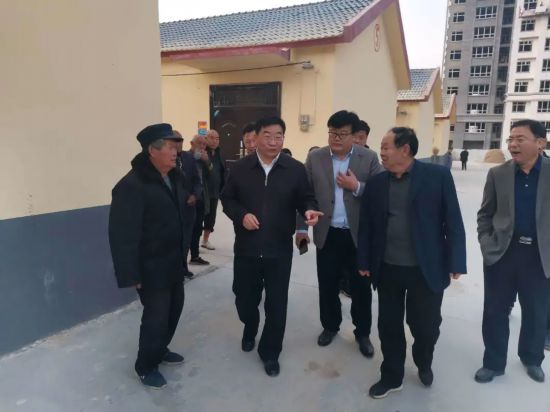 单县县委书记穆杰深入"加强农村基层党组织建设"工作组驻地走访调研并