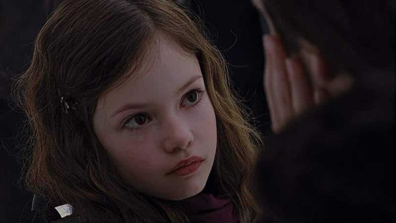 暮光之城4小女孩天赋异禀连吸血鬼首领见了她都被惊叹