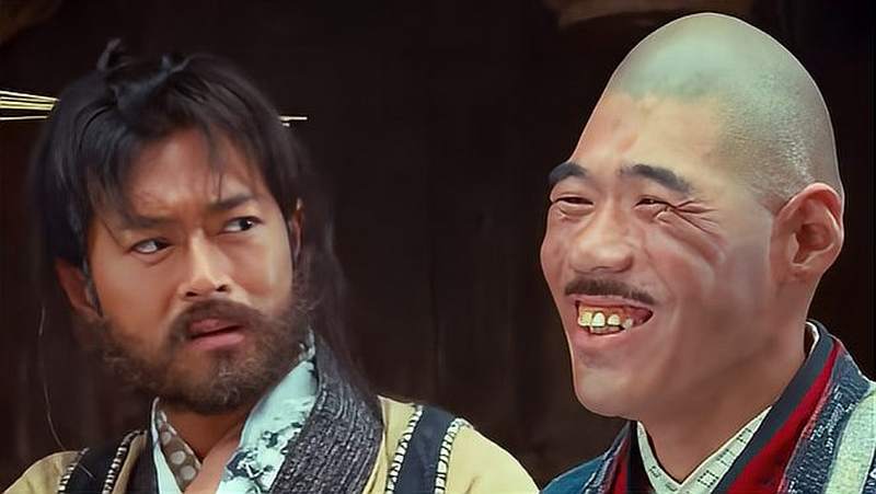 神奇侠侣:大叔看人下棋,被妇女调侃太瘦,尖脑袋都比他好看,影视,喜剧