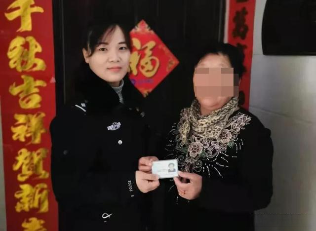 我为群众办实事 l 巩义民警送证到家门