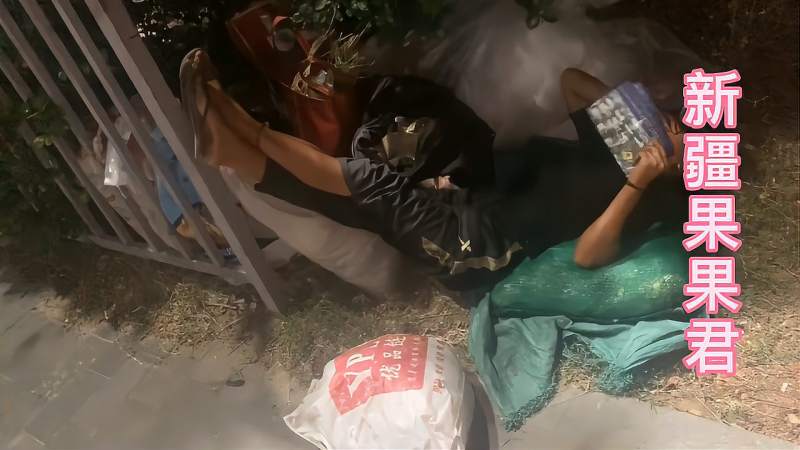 流浪了五年女流浪汉，每天靠捡垃圾吃，她的嘴里一直念叨着孩子,三农,农村赶海,好看视频