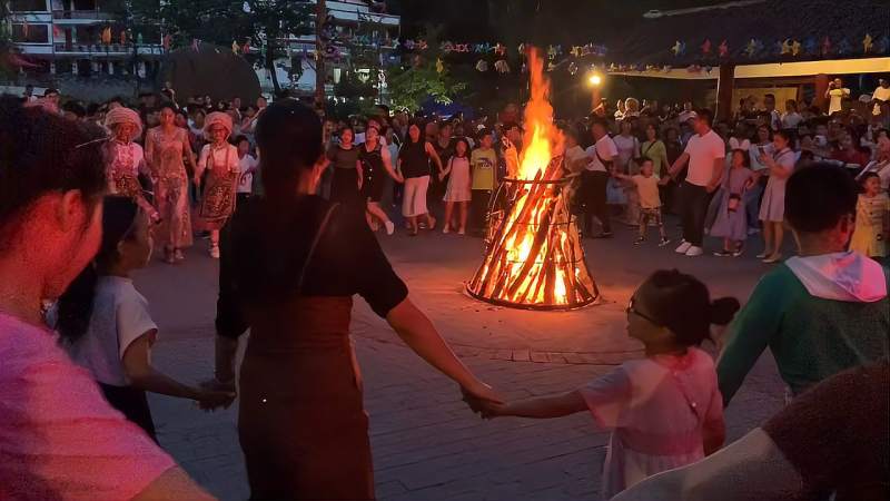 苗族的篝火舞,妹子这里来了很多人,真是相当的热闹啊!,旅游,民俗,好看视频