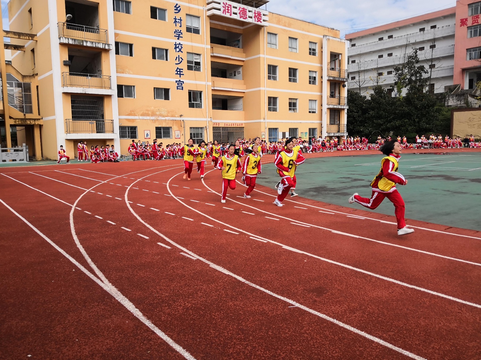 息烽县永靖中学成功举办第二十三届 学校冬季运动会