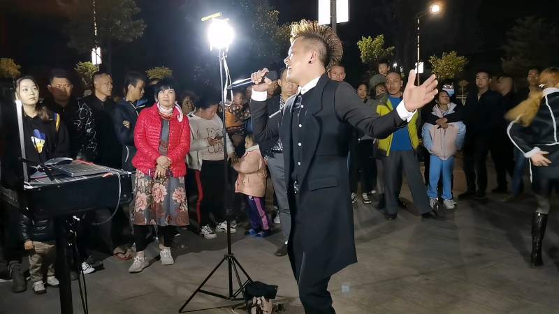 小伙户外唱歌,一首励志歌曲《谁能明白我》动人心弦,中听入耳,音乐,流行音乐,好看视频