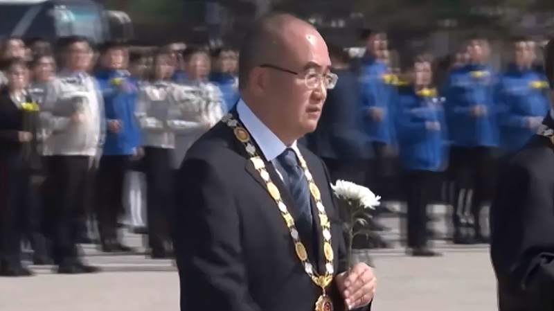 步履蹒跚!张定宇向人民英雄纪念碑献花,致敬英烈!,军事,军人风采,好看视频