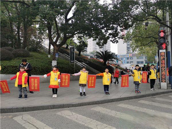 懷化市錦溪小學公益小天使開展交通文明勸導公益活動