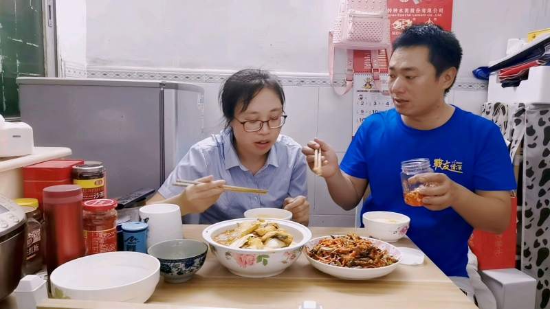 今天小妮儿用肉炒木耳胡萝卜丝,瘦肉嫩滑爽口,豆腐乳下稀饭绝配,美食,菜谱,好看视频