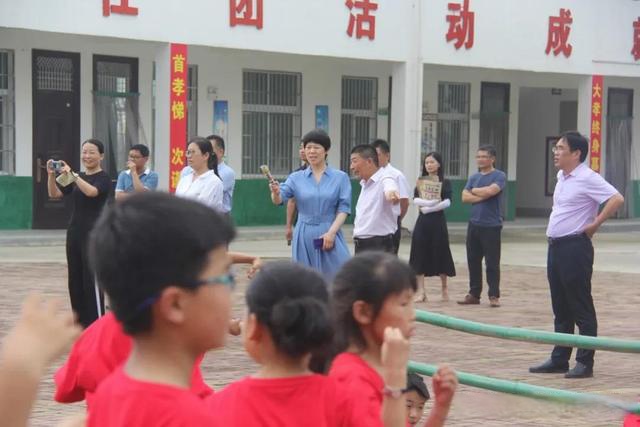 镇平县政协副主席徐瑞云一行调研全县中小学校德育工作