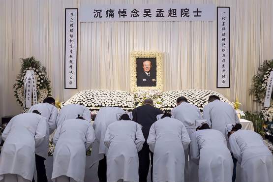 吴孟超院士追悼会放的是国际歌，96岁高龄仍每周三台手术