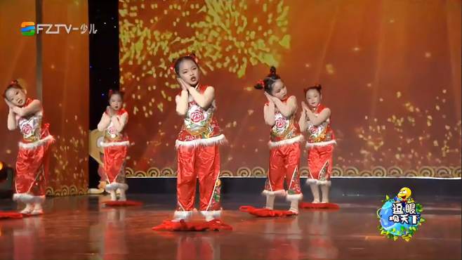 [图]逗眼观天下：小孩们表演喜庆舞蹈《新年乐淘淘》，活泼又可爱