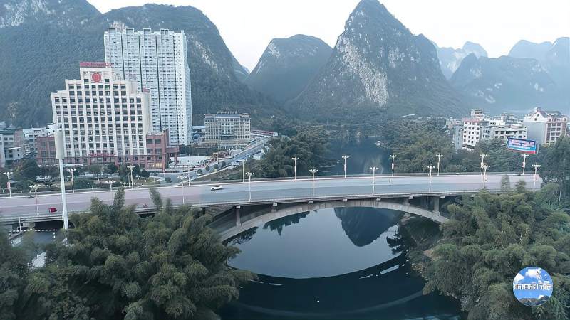 航拍河池市金城江区城东街道街道宽敞高楼林立依山傍水