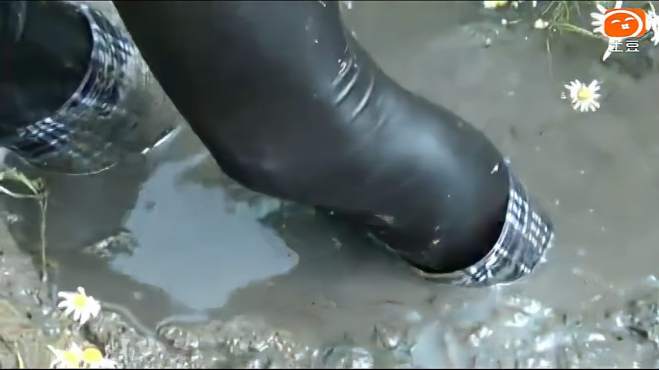 「灌」黑花雨靴皮裤防水防泥测试