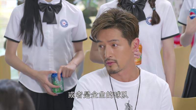 旋风十一人穆奇归队女校长亲自送上聘书这是尊严的最好证明