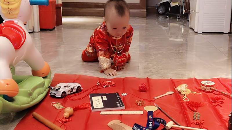 你们给宝宝过抓周仪式吗?一岁宝宝抓周竟然抓它,我该怎么培养?,母婴育儿,萌宝,好看视频