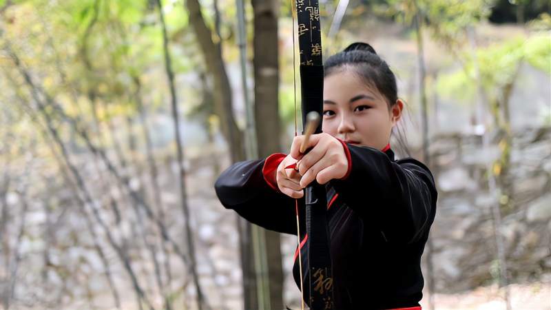 拉弓射箭,百步穿杨,小师妹拉弓射箭姿势太霸气了,太帅了!,体育,射箭,好看视频