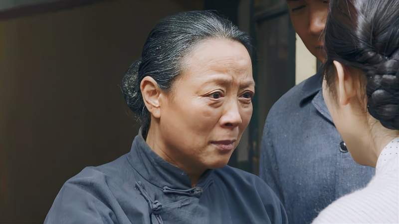 大娘儿子牺牲石油战线伤心地离开谁料全部工人都来相劝