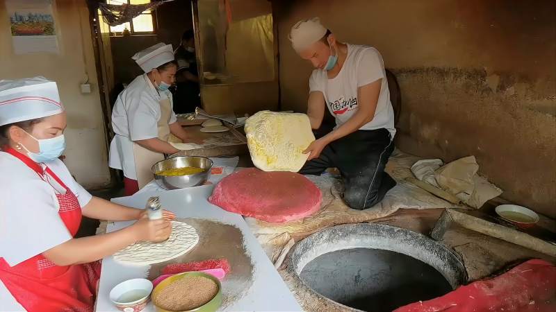 穷游新疆,这家打馕店一天卖500个馕,原来新疆馕是这样做出来的,旅游,地域奇趣,好看视频