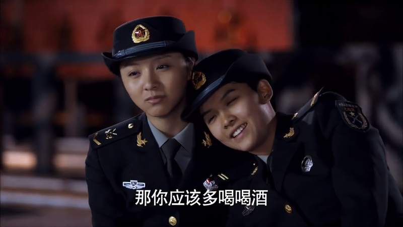 麻辣女兵班里最强的童华要退伍陪小米吃完最后一顿饭感动