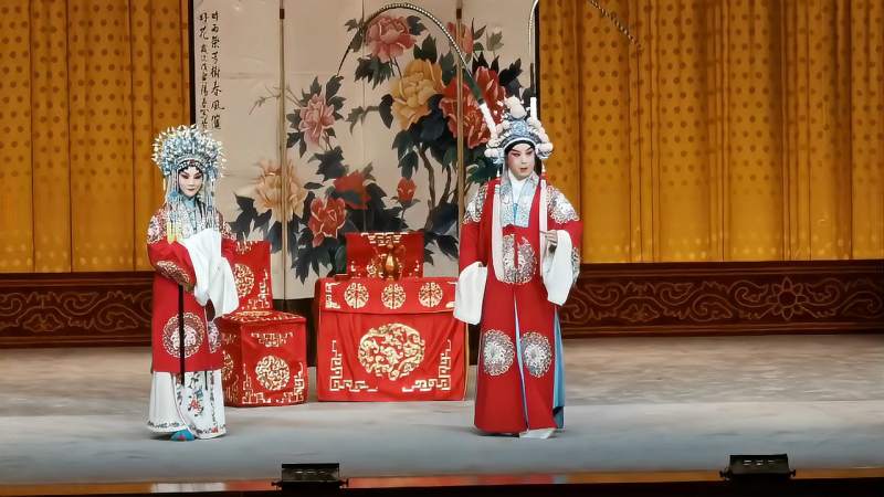 京剧《白门楼》吕布与貂蝉饮酒作乐,不料赤兔马被盗。包飞,文化,戏曲,好看视频