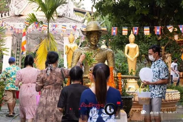 布施,浴佛,家中泼水,万象市民谨慎欢度泼水节老挝新年