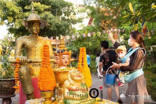 布施,浴佛,家中泼水,万象市民谨慎欢度泼水节老挝新年