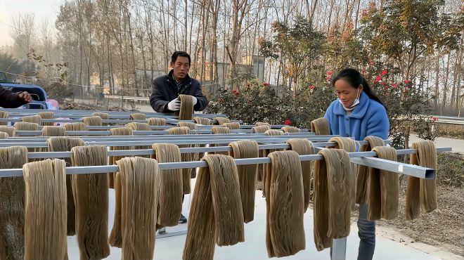 [图]婷婷家开始加工纯红薯粉条，排队就等了3天，小优优忙着捡碎粉条