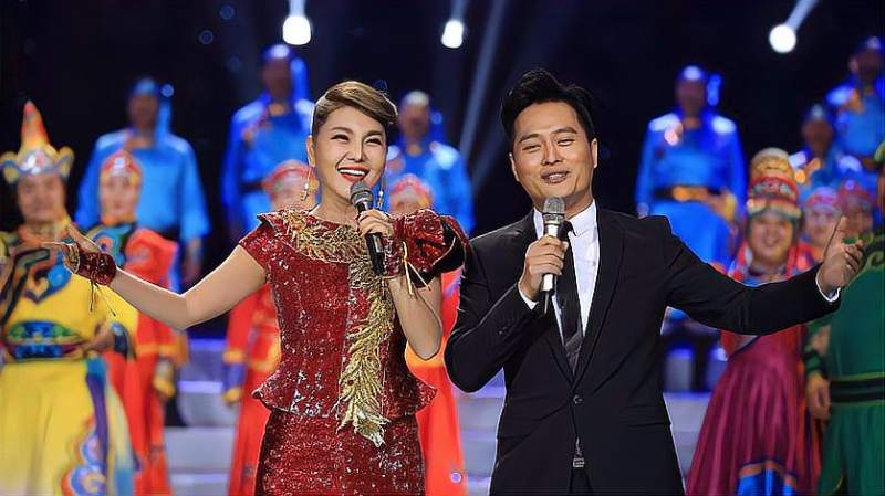 云飞和乌兰图雅天生一对草原情歌王者与天后合唱太好听了