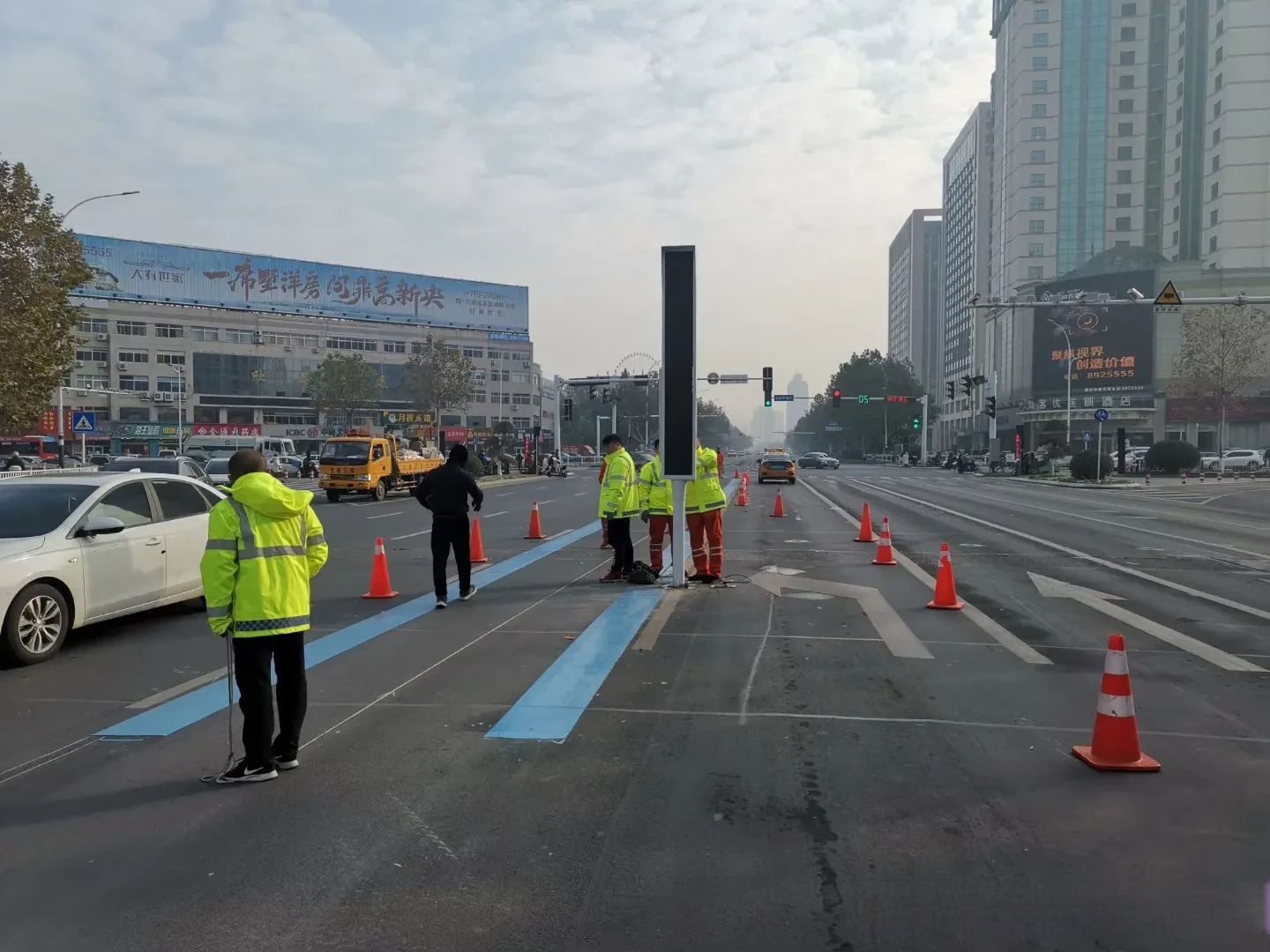 濰坊第二條逆向可變車道即將在東風街新華路口西側