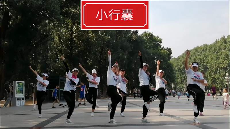 齐刷刷的小行囊