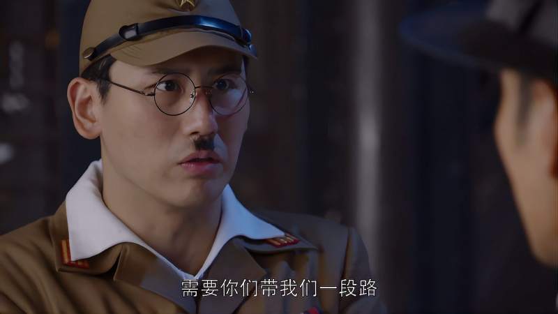 移动的枪口一群汉奸没拦住两个人开枪没听见原来是无声手枪