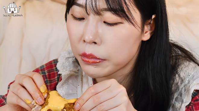 韩国小姐姐做芝士喷泉!看着她脸上露出了幸福的感觉