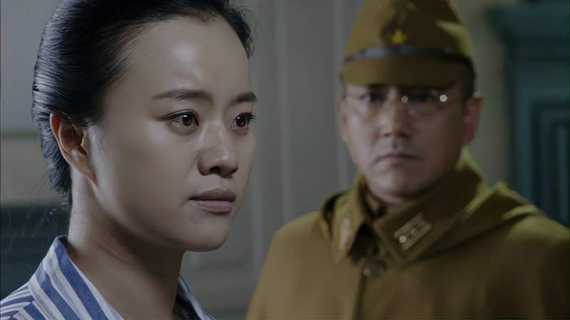这个女人到底是谁?蛮横的日本军官,要对她恭恭敬敬?,影视,战争片,好看视频