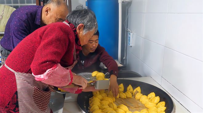 [图]2个70岁大妈蒸酸菜包子，晚饭1口包子1口大蒜，大骨头啃过瘾