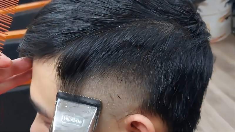 永不过时的男士“侧背发型”很稳很精神，越来越多男士喜欢这样剪,时尚,美发,好看视频