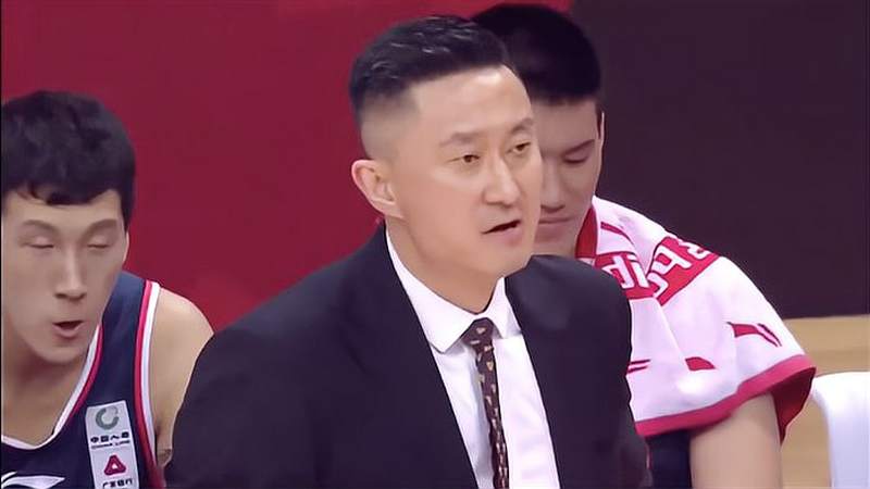 郭士强爱将戏耍中国队长球砸胡明轩屁股得分杜锋咆哮怒爆粗口