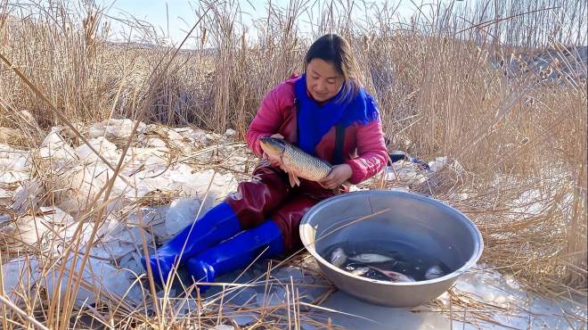 [图]小媳妇去河道破冰捉鱼，破开冰层时竟被大货撞腿，这收获太刺激了