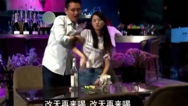 女孩深夜酒吧买醉,被两个男人争相“捡尸”,网友:姑娘悠着点,影视,伦理片,好看视频