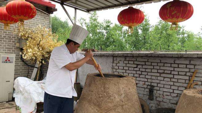 [图]他们做泥窑烤肉，曾试50余次终成功