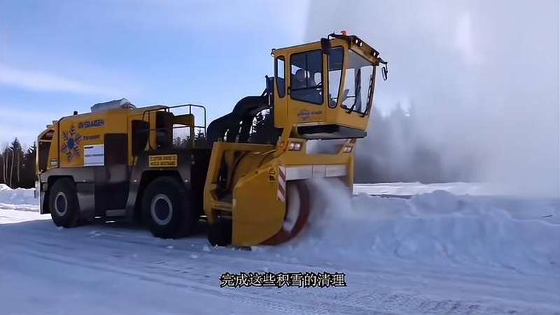 除雪车清理厚达一米的积雪疏通道路